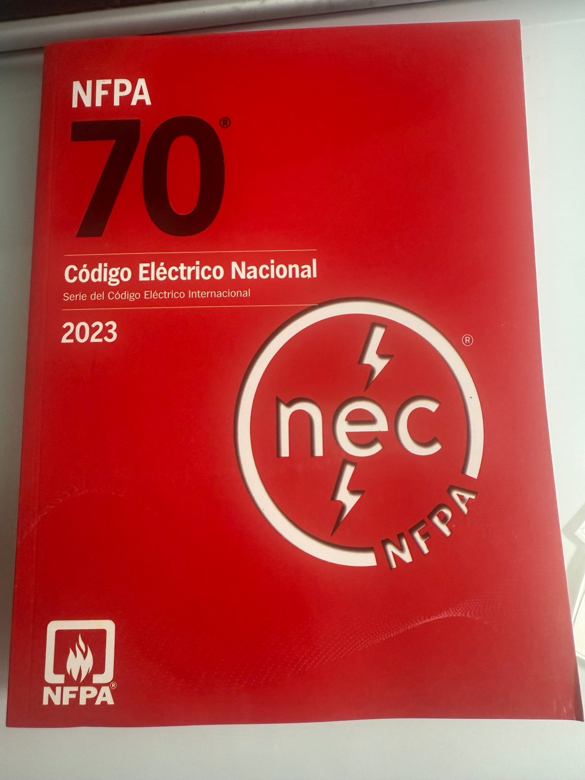 NFPA 70 NEC 2023 en Español con Etiquetas Instaladas – Código Eléctrico Nacional 2023 Tabulado